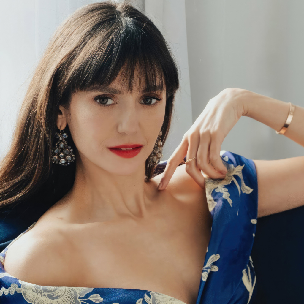 Милая девушка актриса Нина Добрев на диване