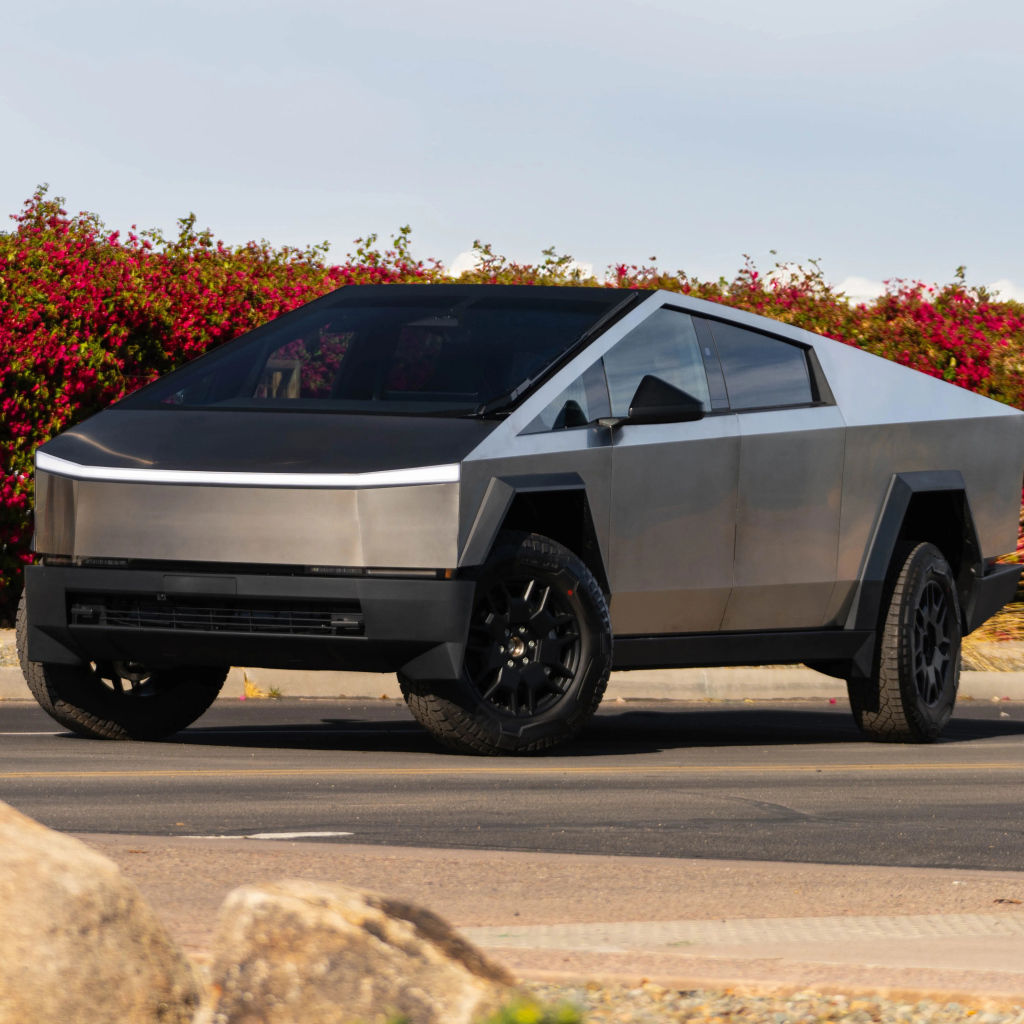 Футуристический серебристый автомобиль Tesla Cybertruck 2024  года