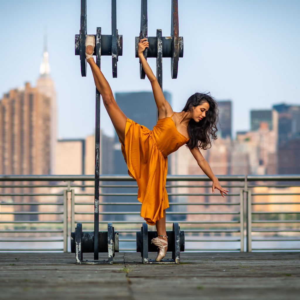 Девушка балерина на фоне города