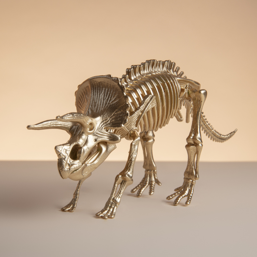 Золотой скелет динозавра на коричневом фоне