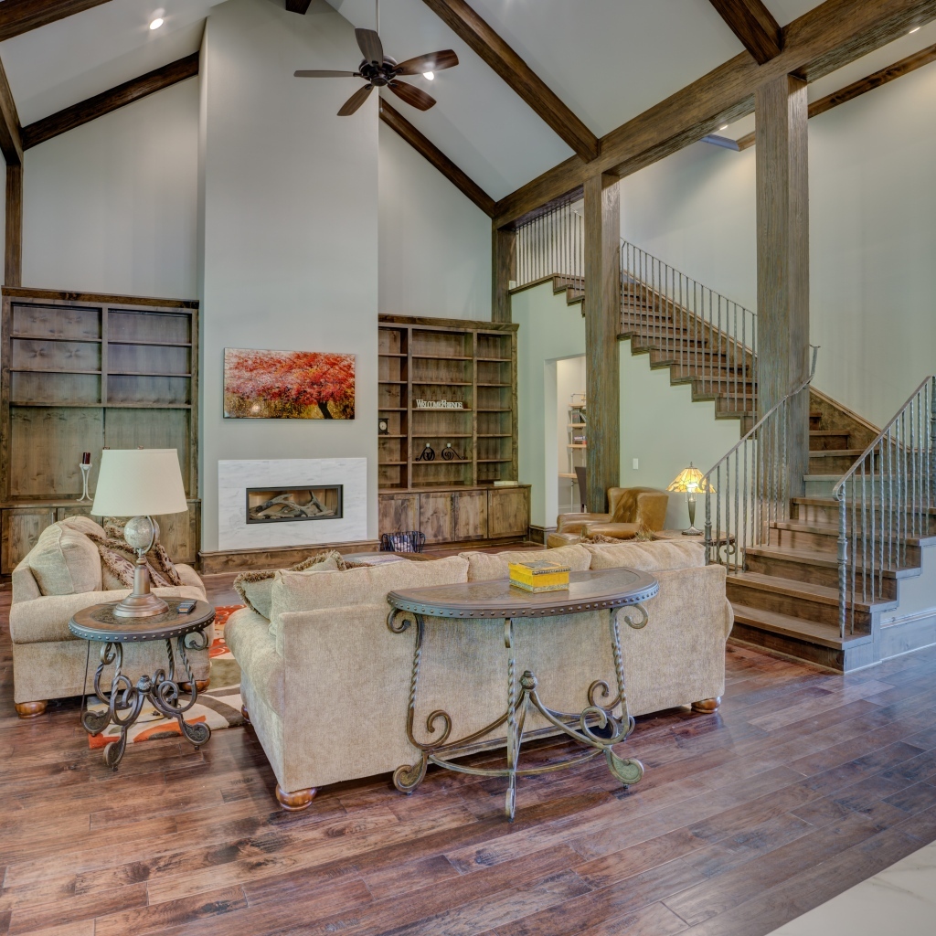 Высокая лестница на второй этаж в доме 