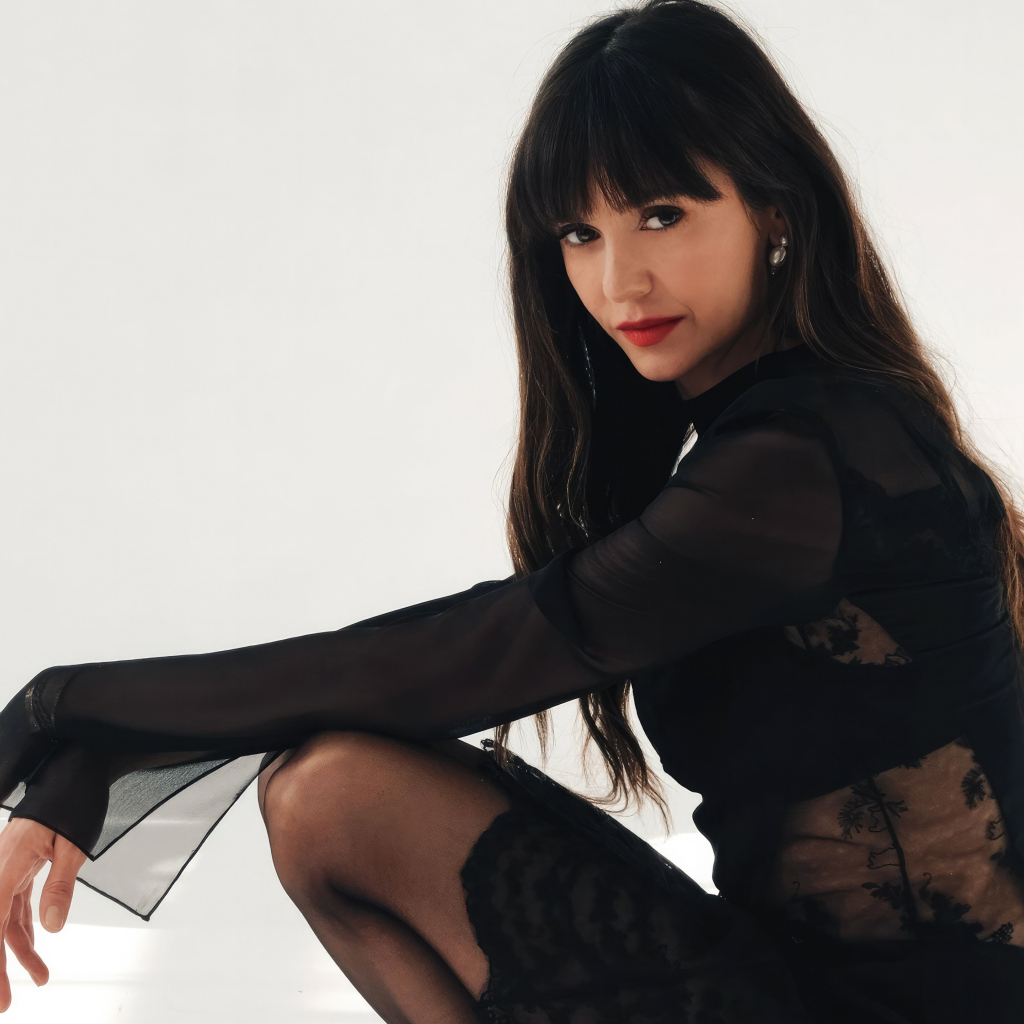 Жгучая брюнетка актриса Нина Добрев