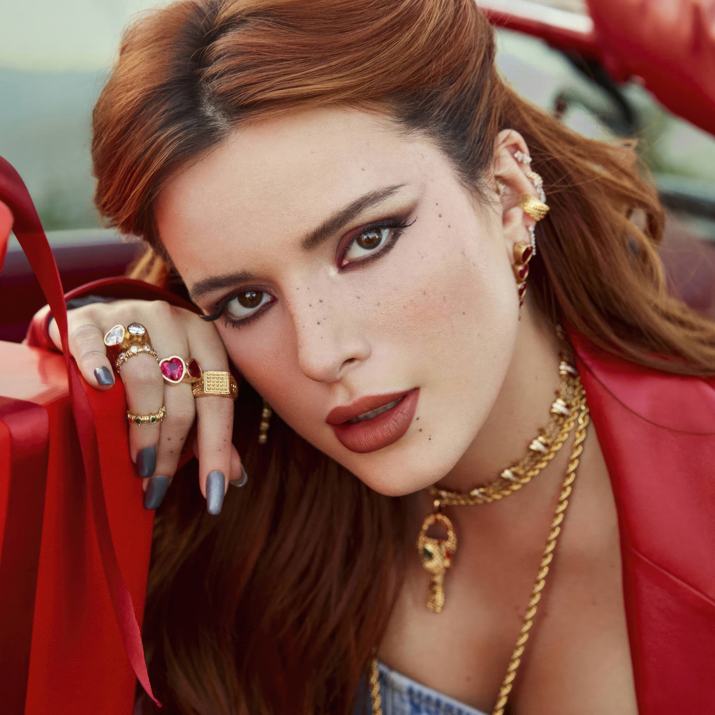 Жгучая рыжеволосая актриса Белла Торн