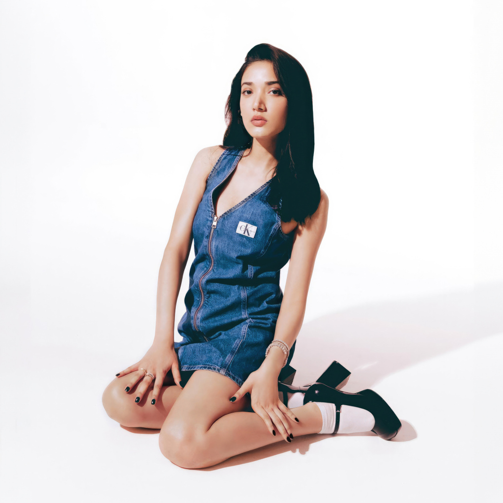 Индийская актриса Медха Шанкр на белом фоне