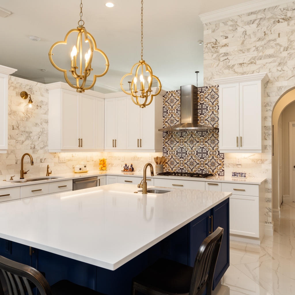 Большая светлая кухня с встроенной техникой