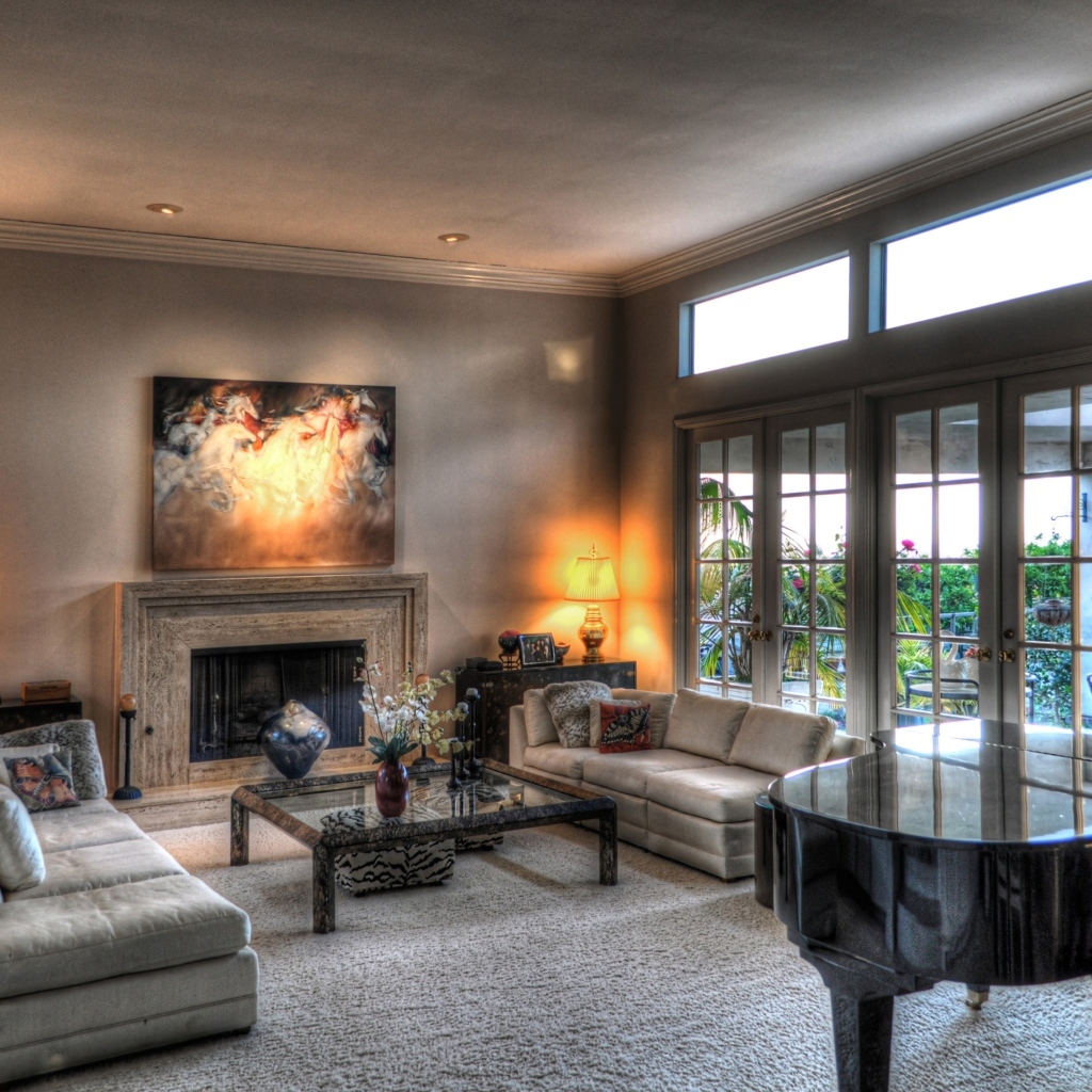 Большая гостиная с камином и большим черным роялем