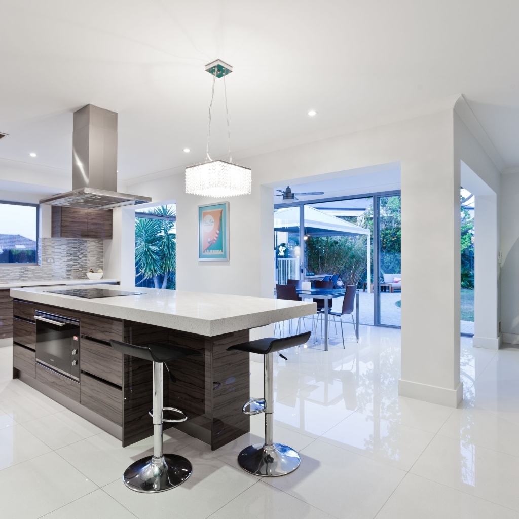 Большая просторная кухня загородного дома