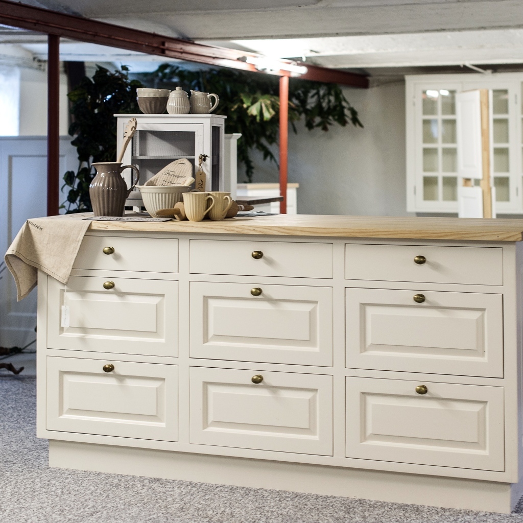 Большой белый комод в комнате