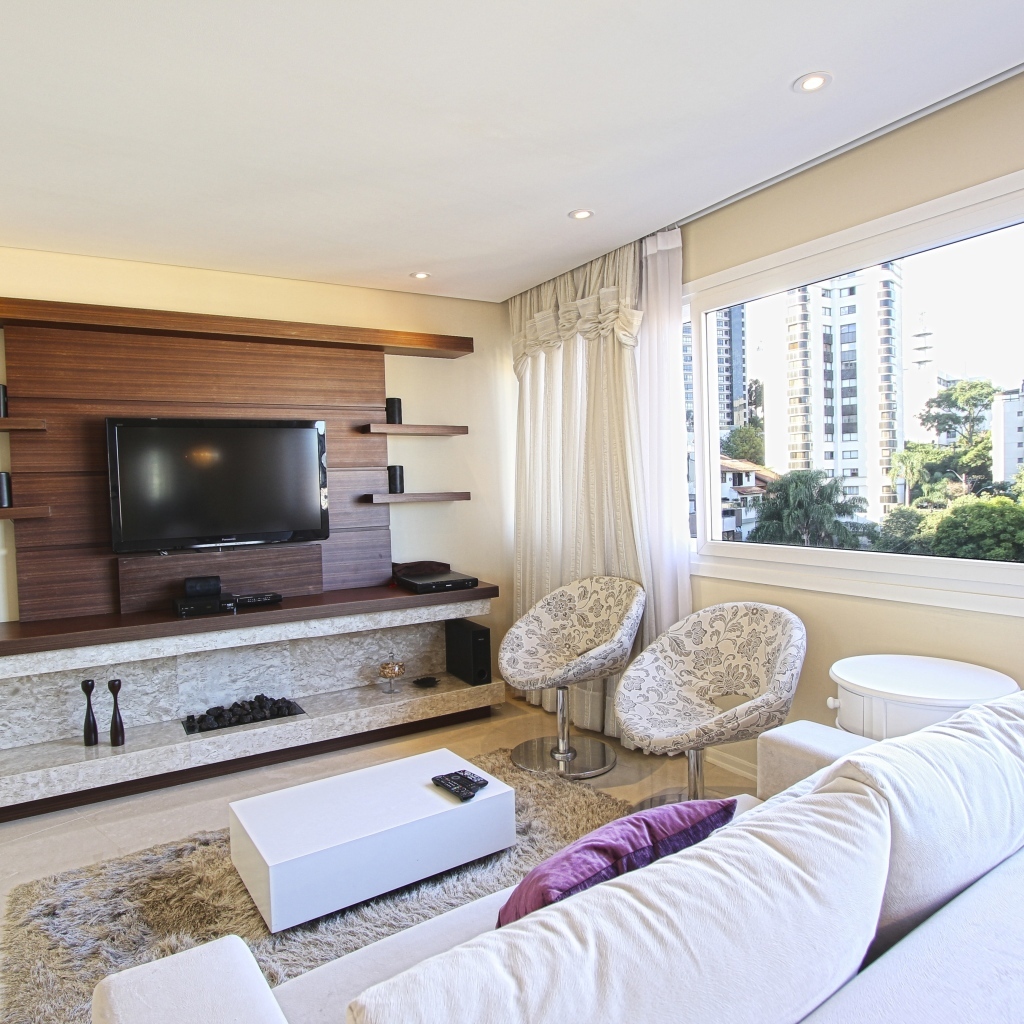 Большой белый диван в гостиной комнате