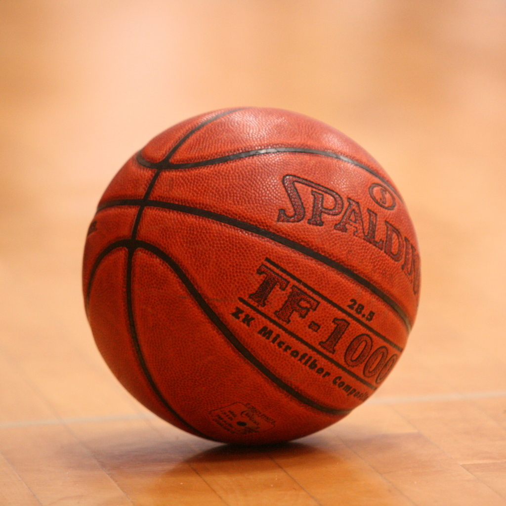 Кожаный мяч на баскетбольном поле
