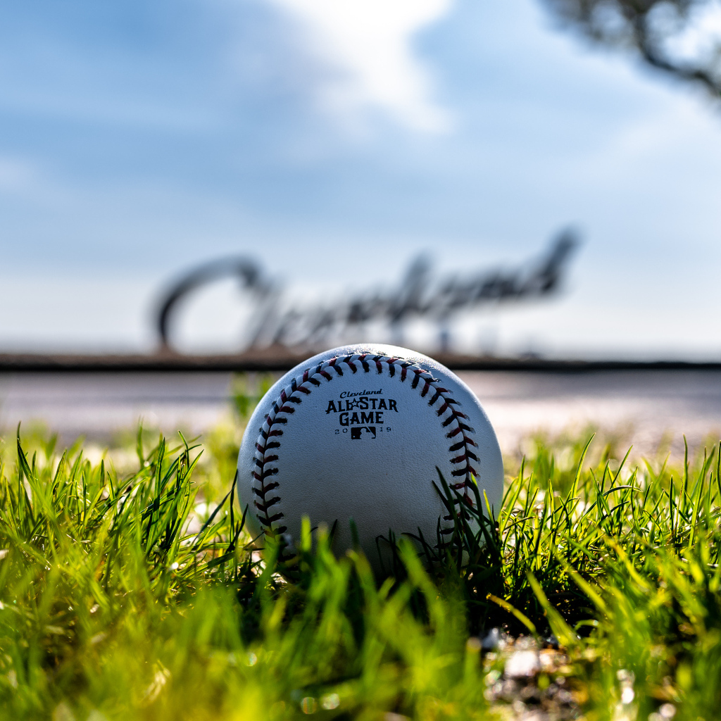 Кожаный бейсбольный мяч на зеленой траве