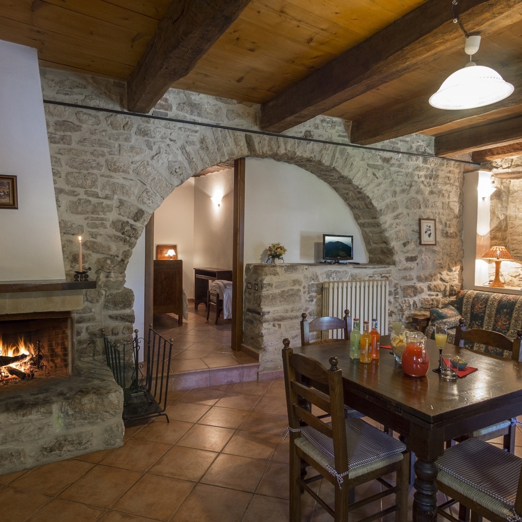 Гостиная в стиле лофт с камином