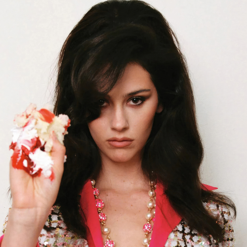 Длинноволосая американская актриса Грэйси Абрамс