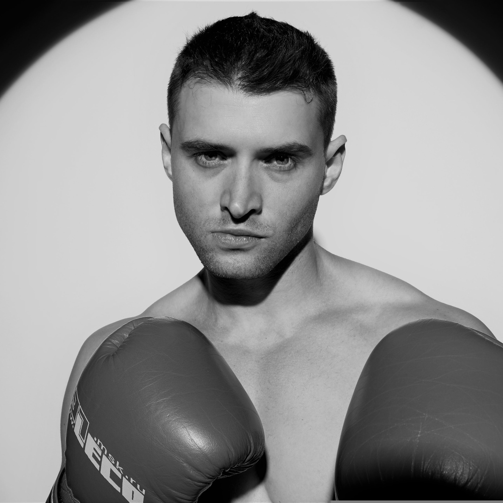 Мужчина боксер черно-белое фото