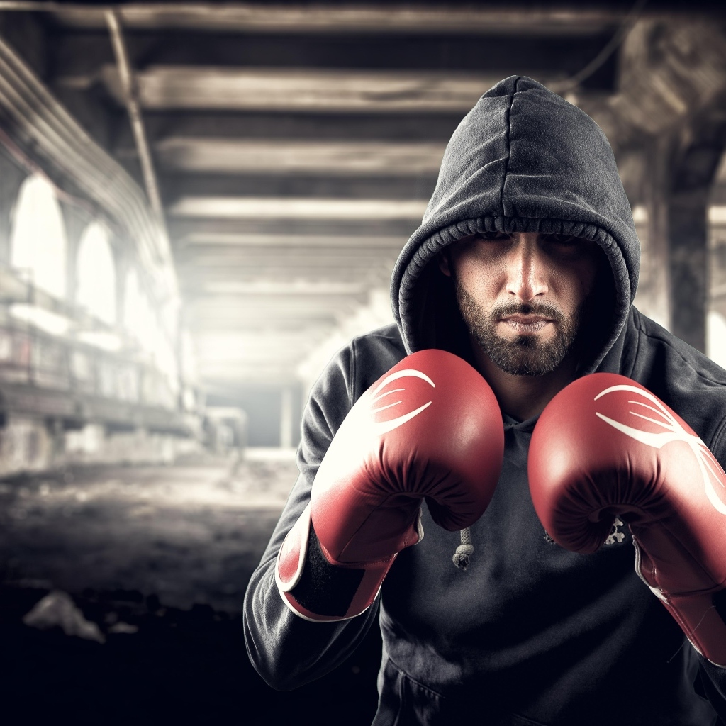 Мужчина с красных боксерских перчатках