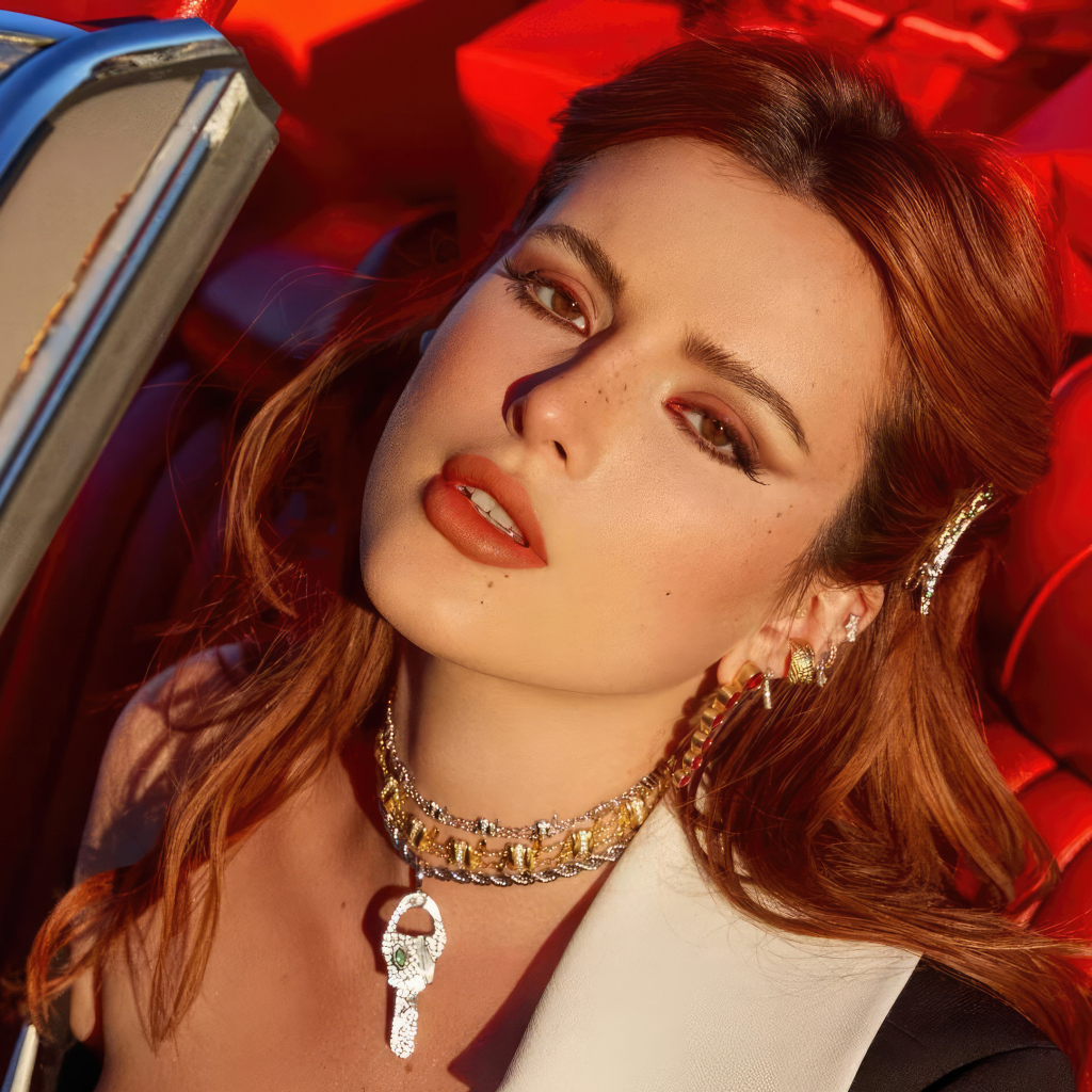 Рыжеволосая актриса Белла Торн в красной машине