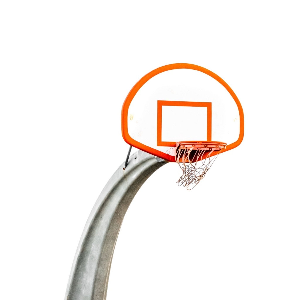 Красное баскетбольное кольцо на белом фоне