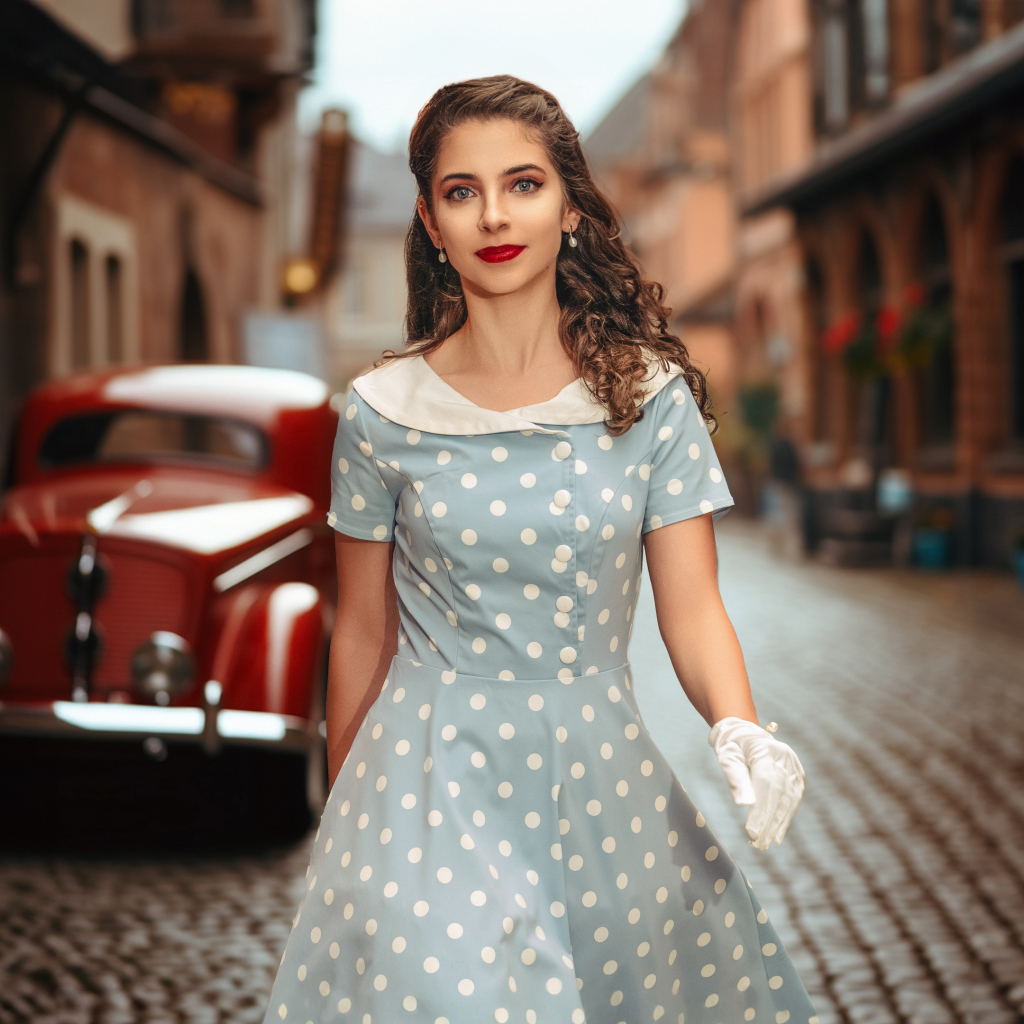 Девушка ретро в платье в горох на улице