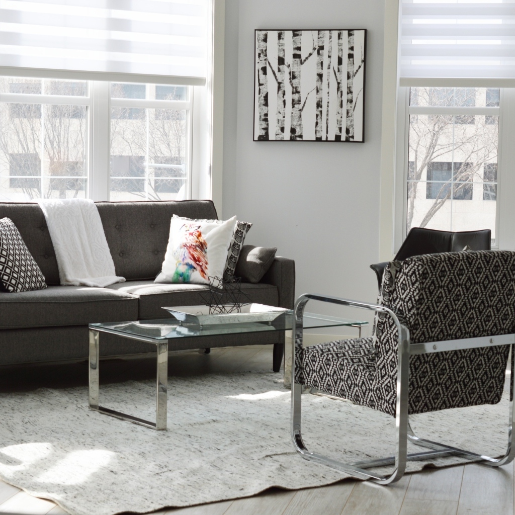 Комната с окнами и диваном  