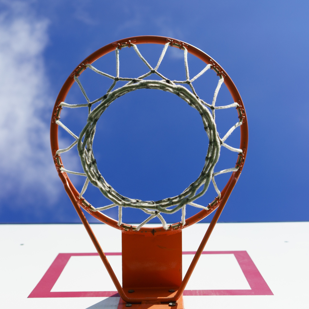 Круглое баскетбольное кольцо на фоне неба