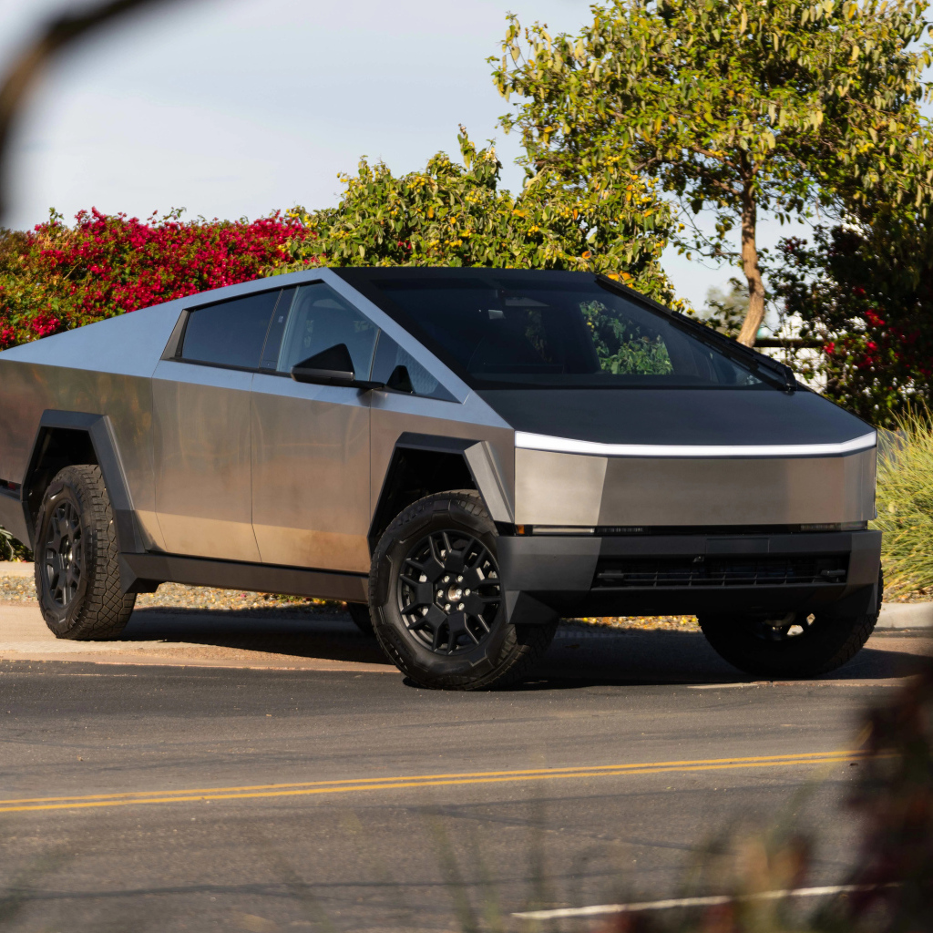 Серебристый автомобиль Tesla Cybertruck 2024  года