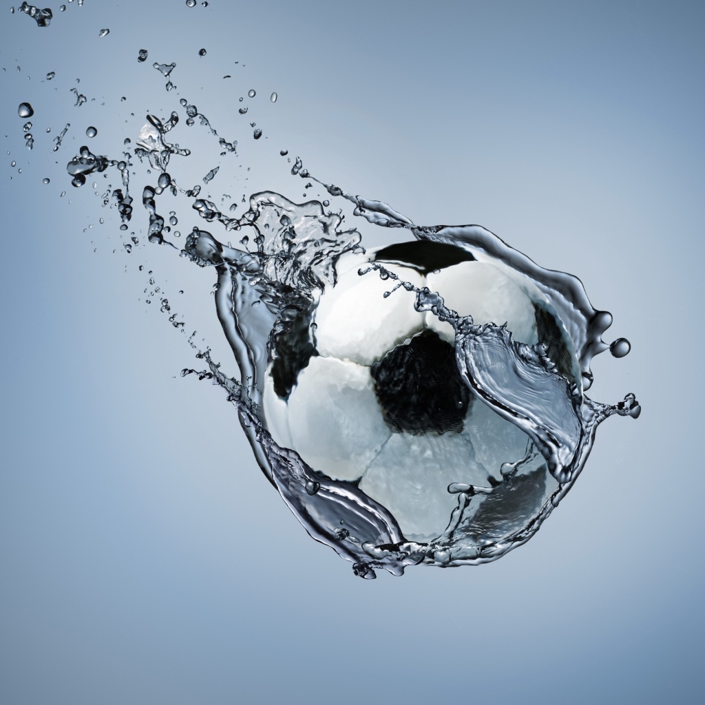 Футбольный мяч летит в воде на сером фоне