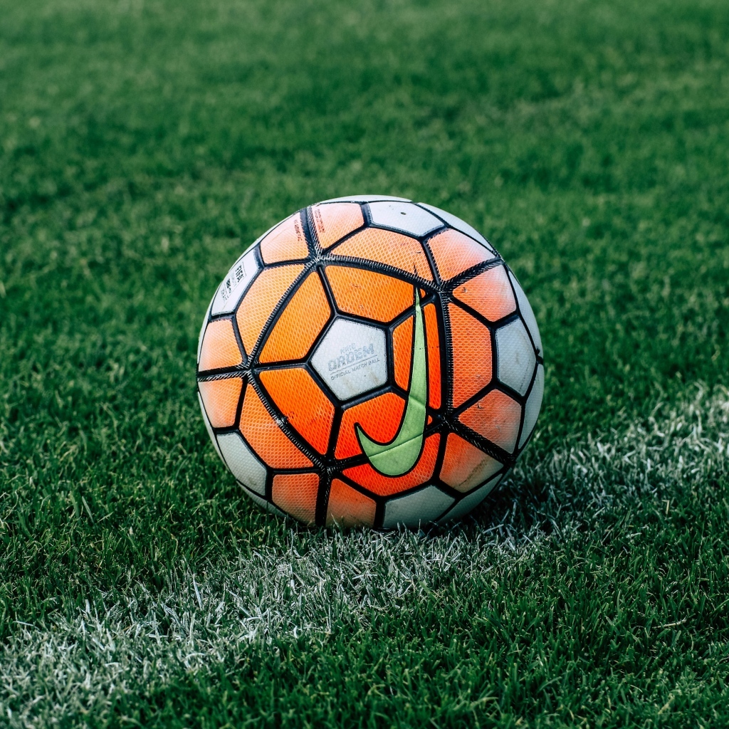 Футбольный мяч на зеленом поле