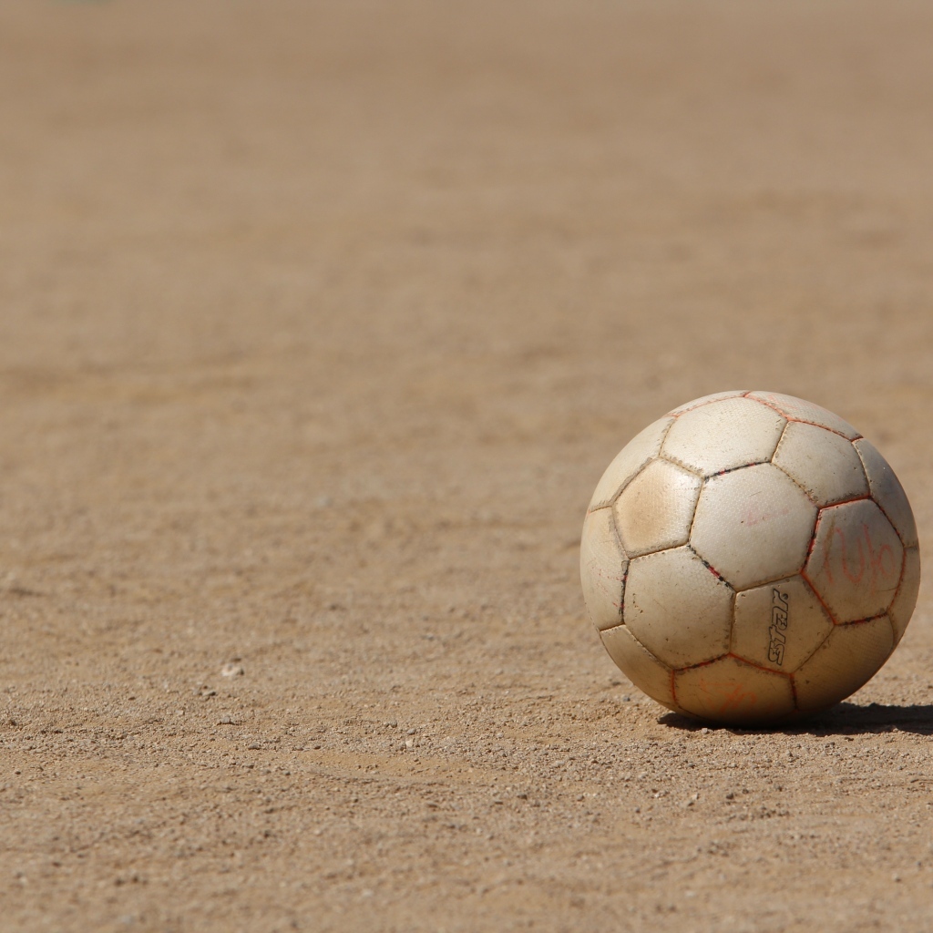 Футбольный мяч на песке 