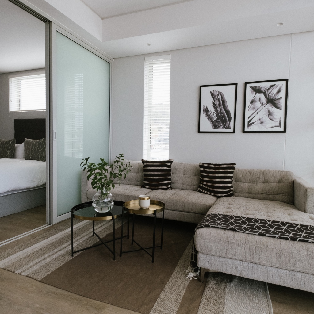 Диван в комнате с большой кроватью 