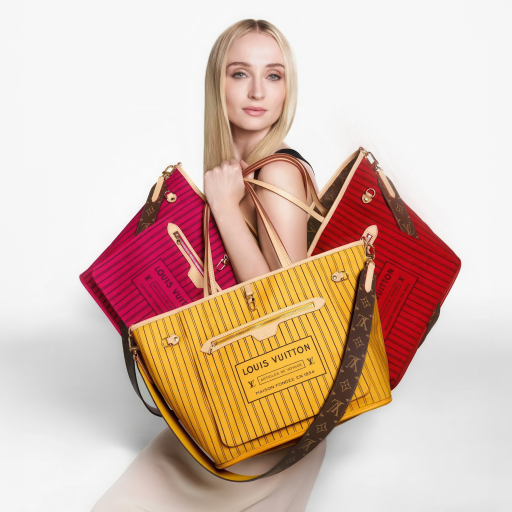 Софи Тернер с сумками Луи Виттон на белом фоне