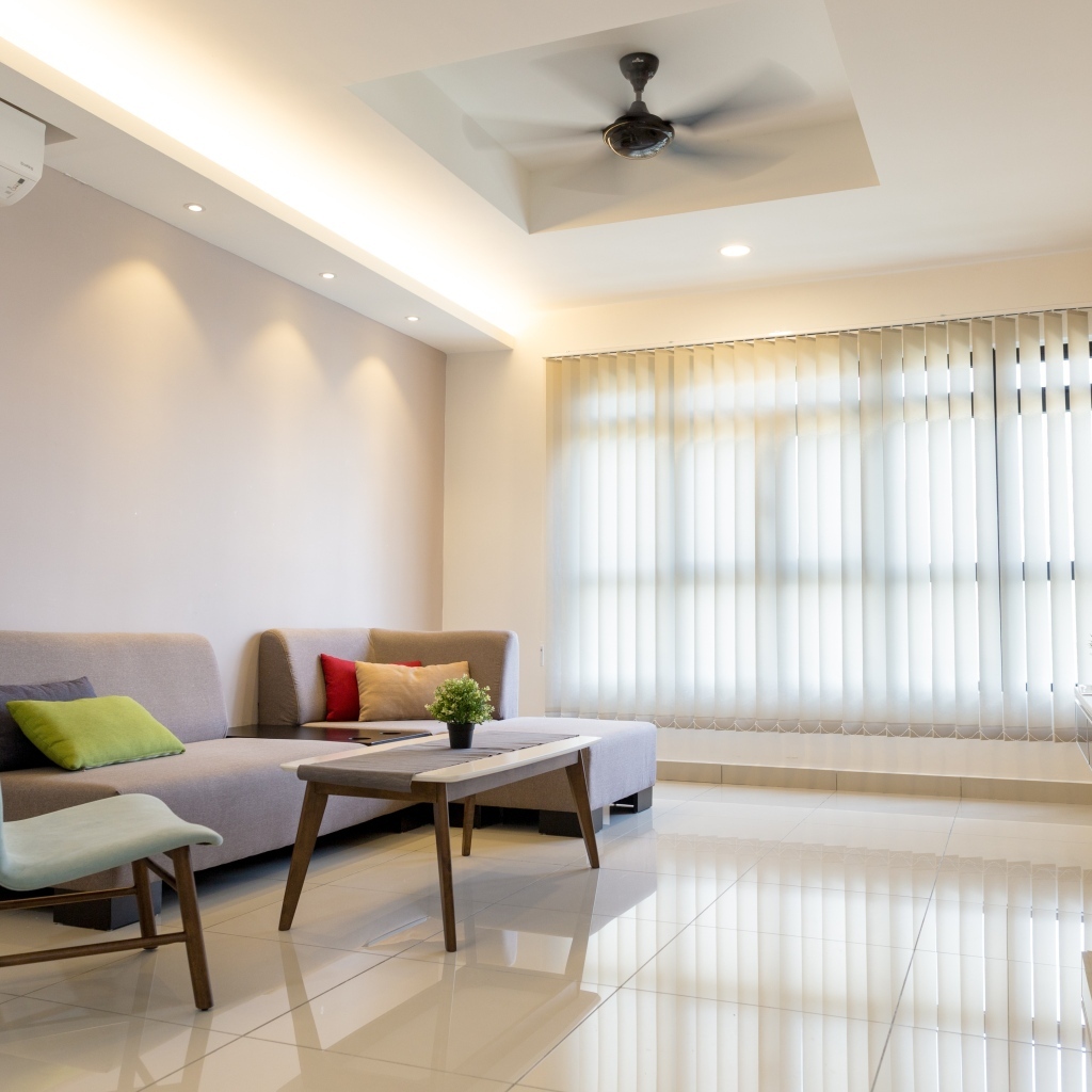 Просторная гостиная с небольшим количеством мебели