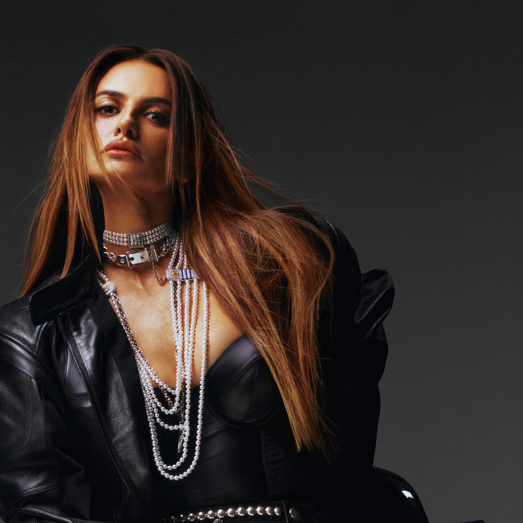 Эффектная Пенелопа Крус в черной кожаной куртке