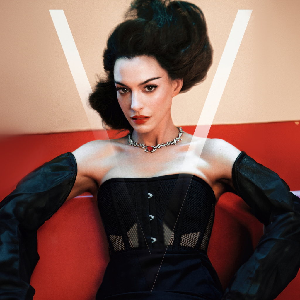 Эффектная актриса Энн Хэтэуэй в черном наряде на диване