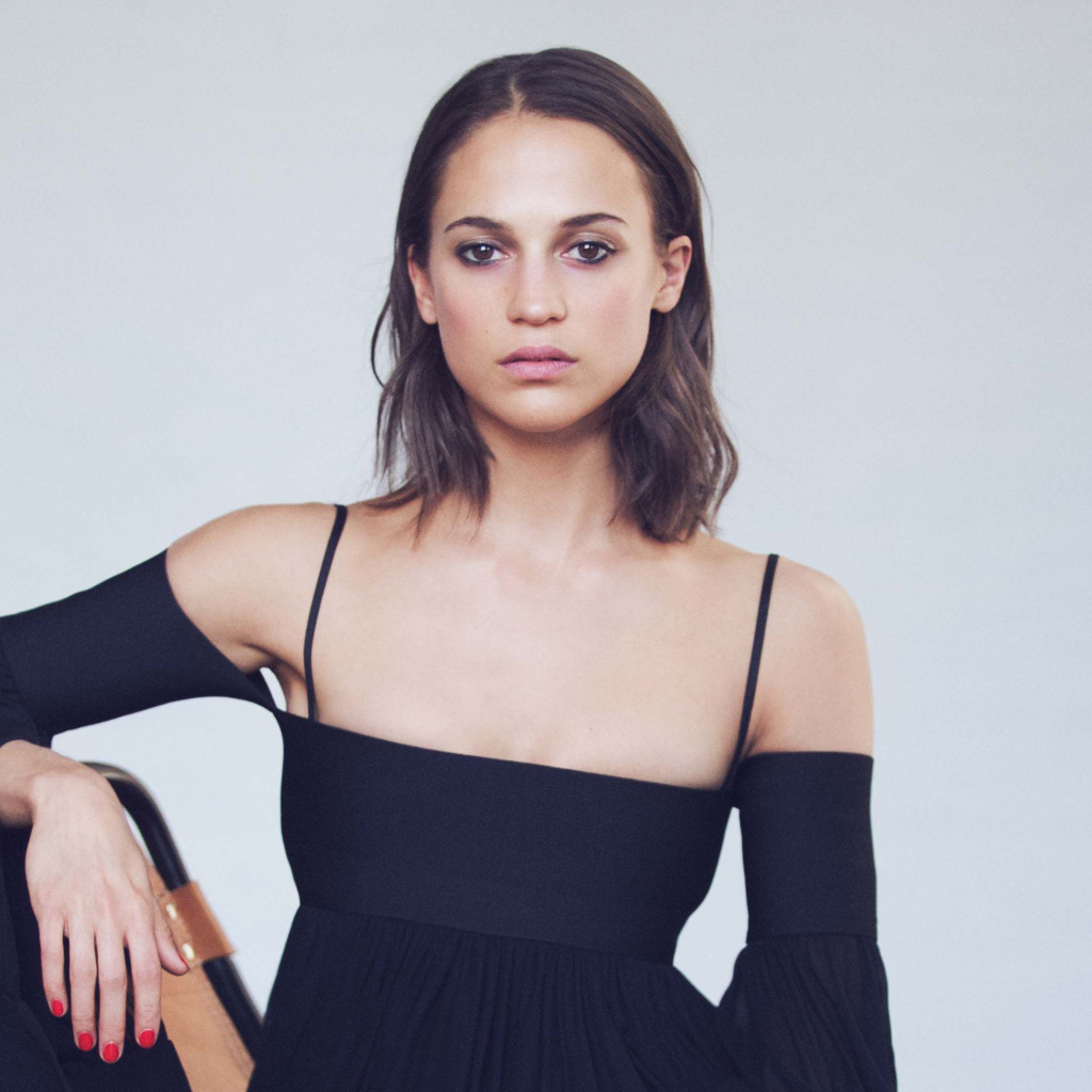 Шведская актриса Алисия Викандер в черном наряде