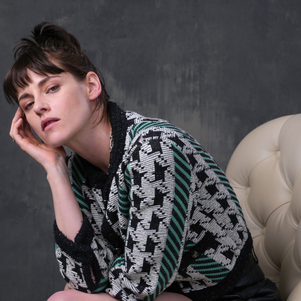 Милая Кристен Стюарт в кофте на кресле