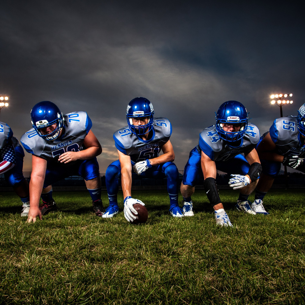 Команда игроков в американский футбол на поле