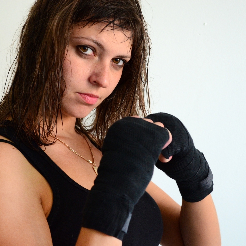 Девушка стоит в спортивной  стойке 