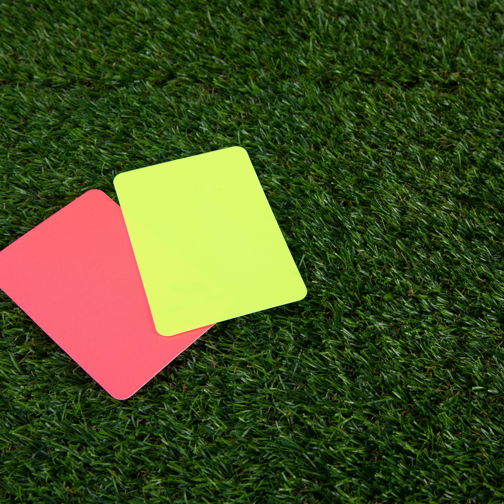 Две карточки на футбольном поле