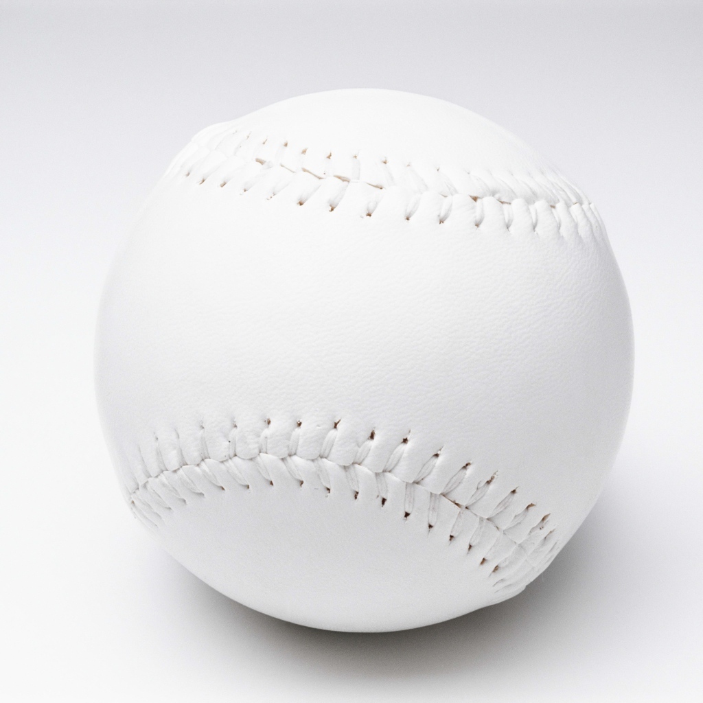 Белый новый бейсбольный мяч на сером фоне