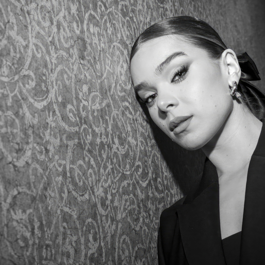 Молодая американская актриса Хейли Стейнфилд у стены