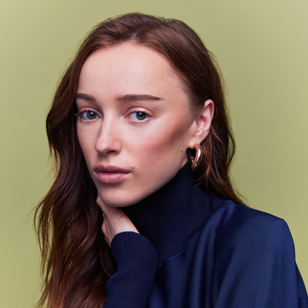 Молодая британская актриса Фиби Дайневор