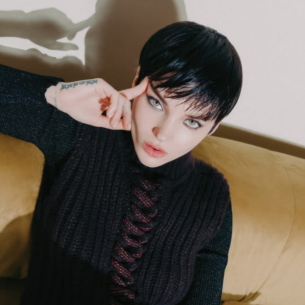 Молодая актриса Дав Кэмерон с короткой стрижкой