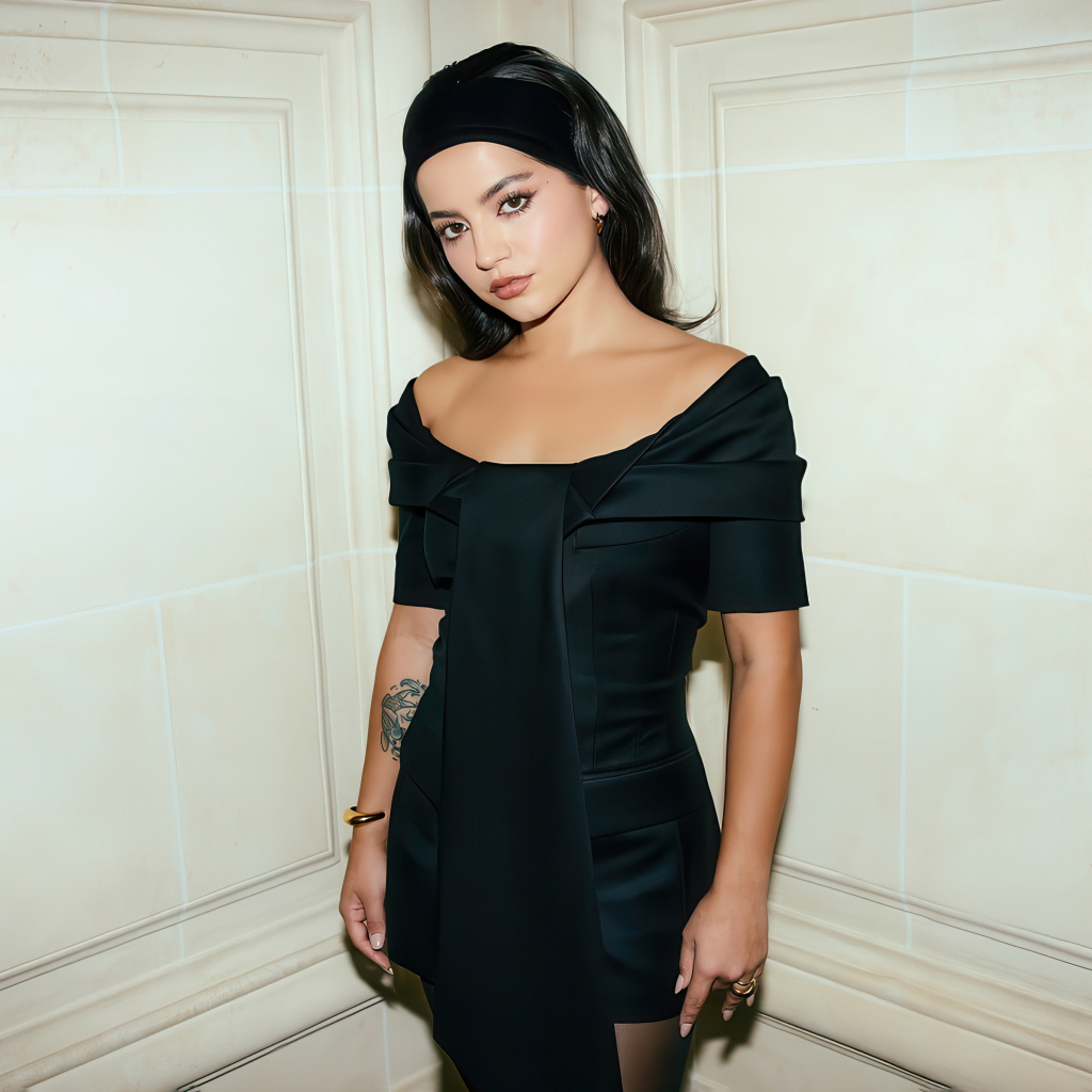 Молодая актриса Изабела Мерсед в черном платье у стены