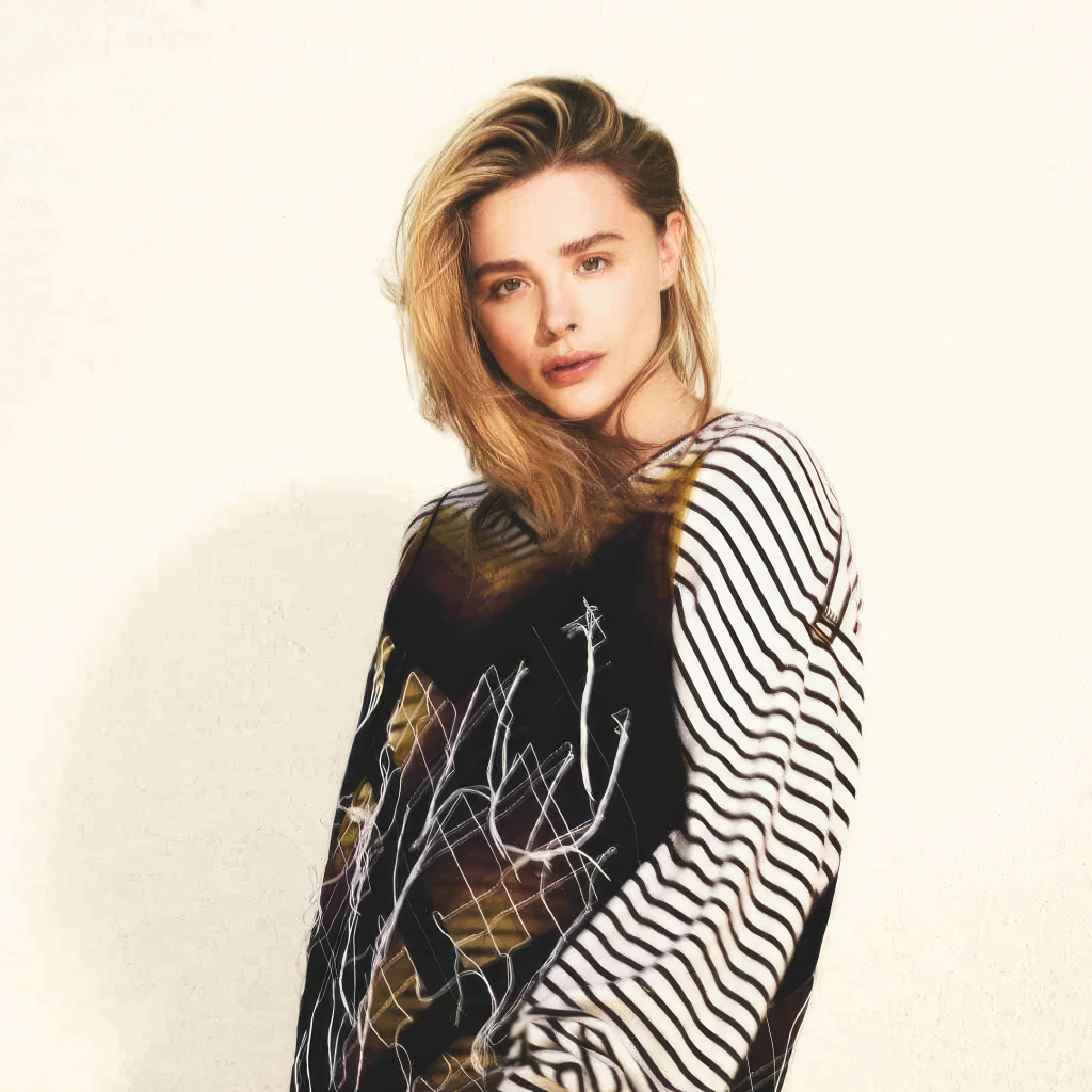 Молодая девушка блондинка актриса Хлоя Грейс Морец