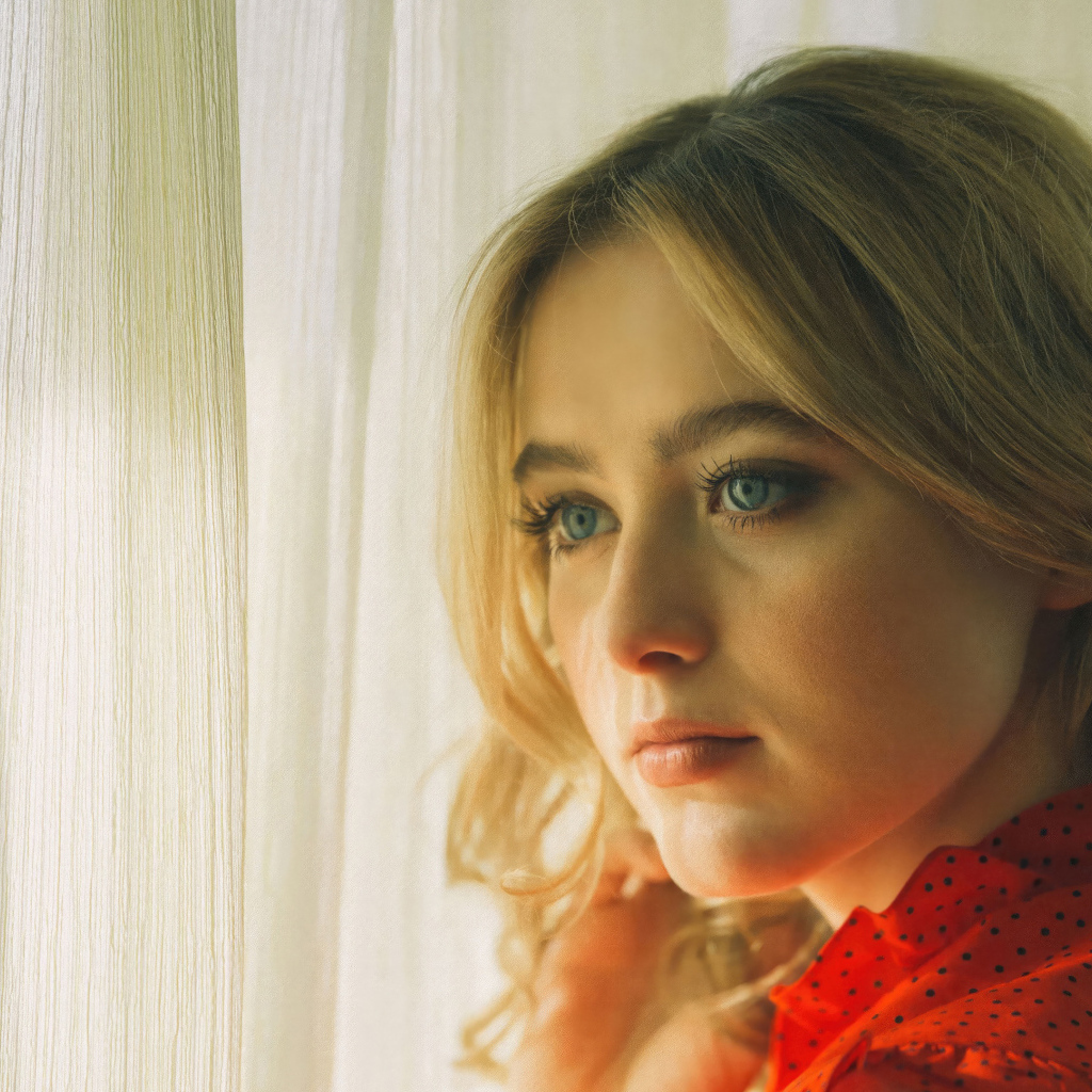 Молодая голубоглазая актриса Кэтрин Ньютон  у окна