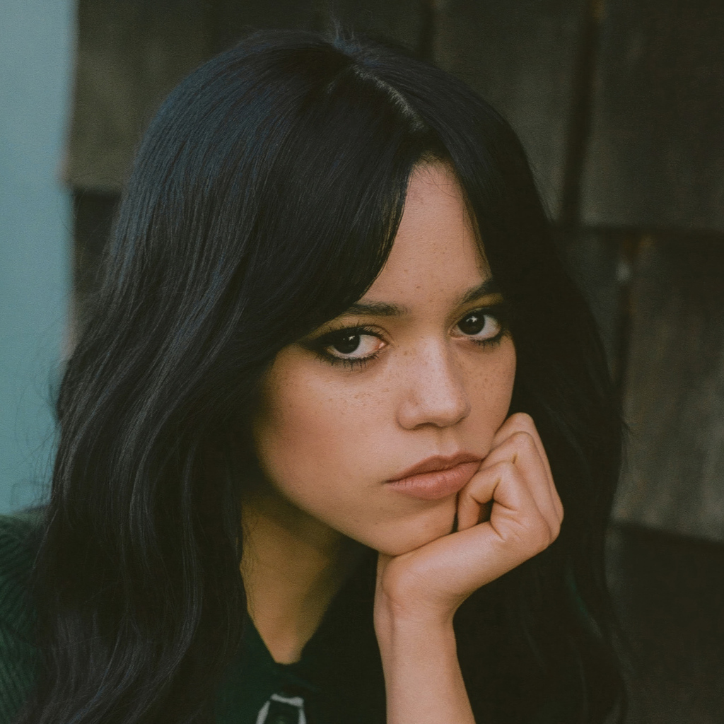 Молодая кареглазая девушка актриса Дженна Ортега