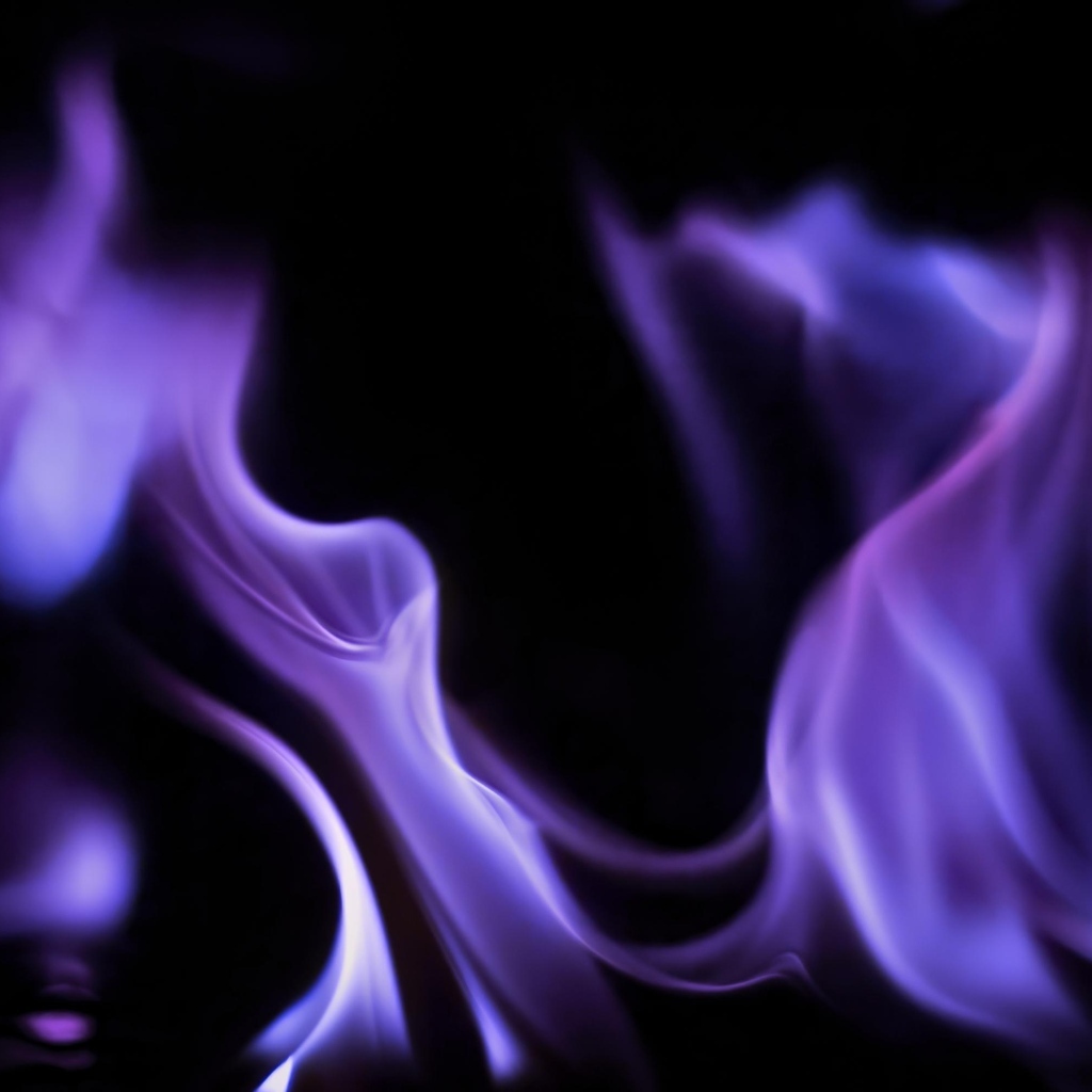 Фиолетовое пламя огня на черном фоне