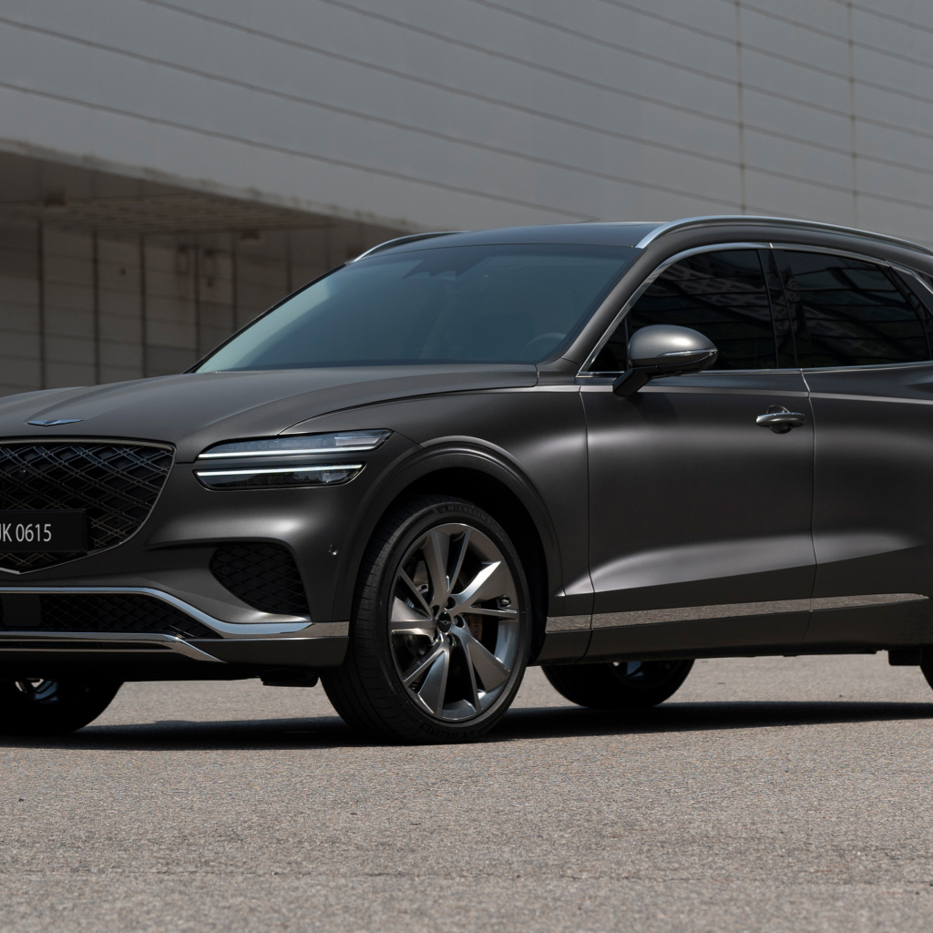 Серый автомобиль Genesis GV70 2024 года