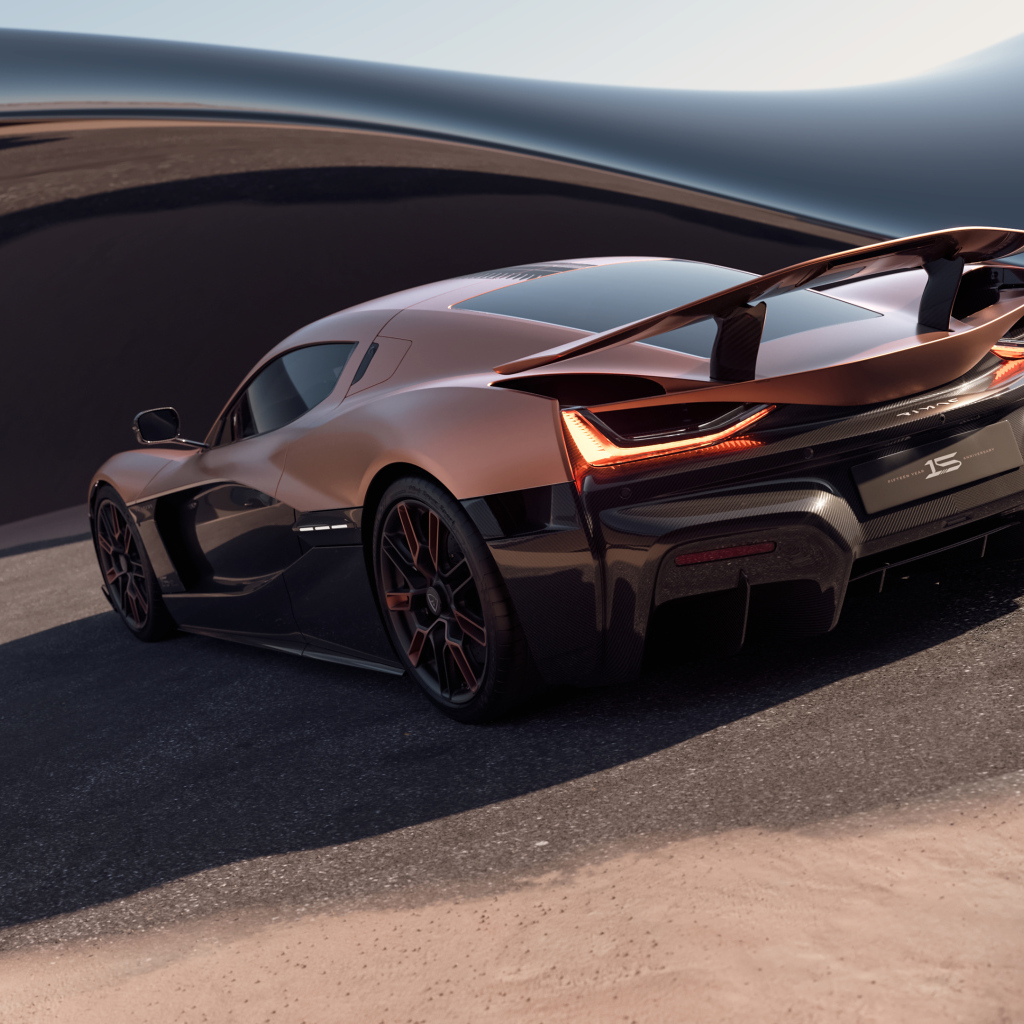 Вид сзади на коричневый автомобиль Rimac Nevera 15th Anniversary 2024 года