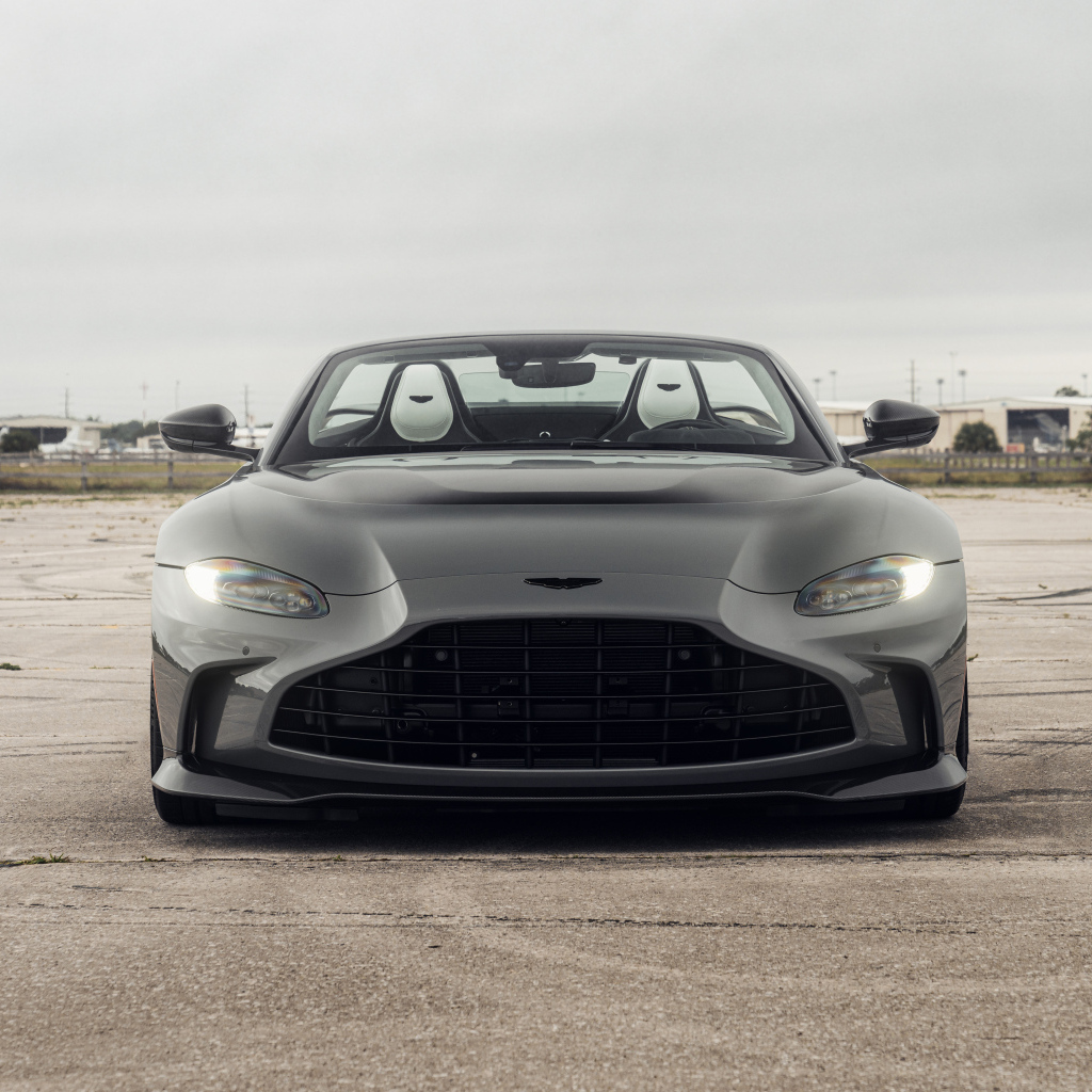 Автомобиль Aston Martin Vantage Roadster вид спереди